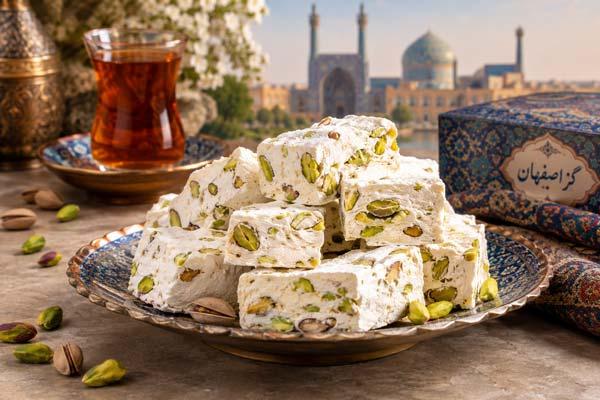 عکس گز اصفهان با پسته و چای ایرانی